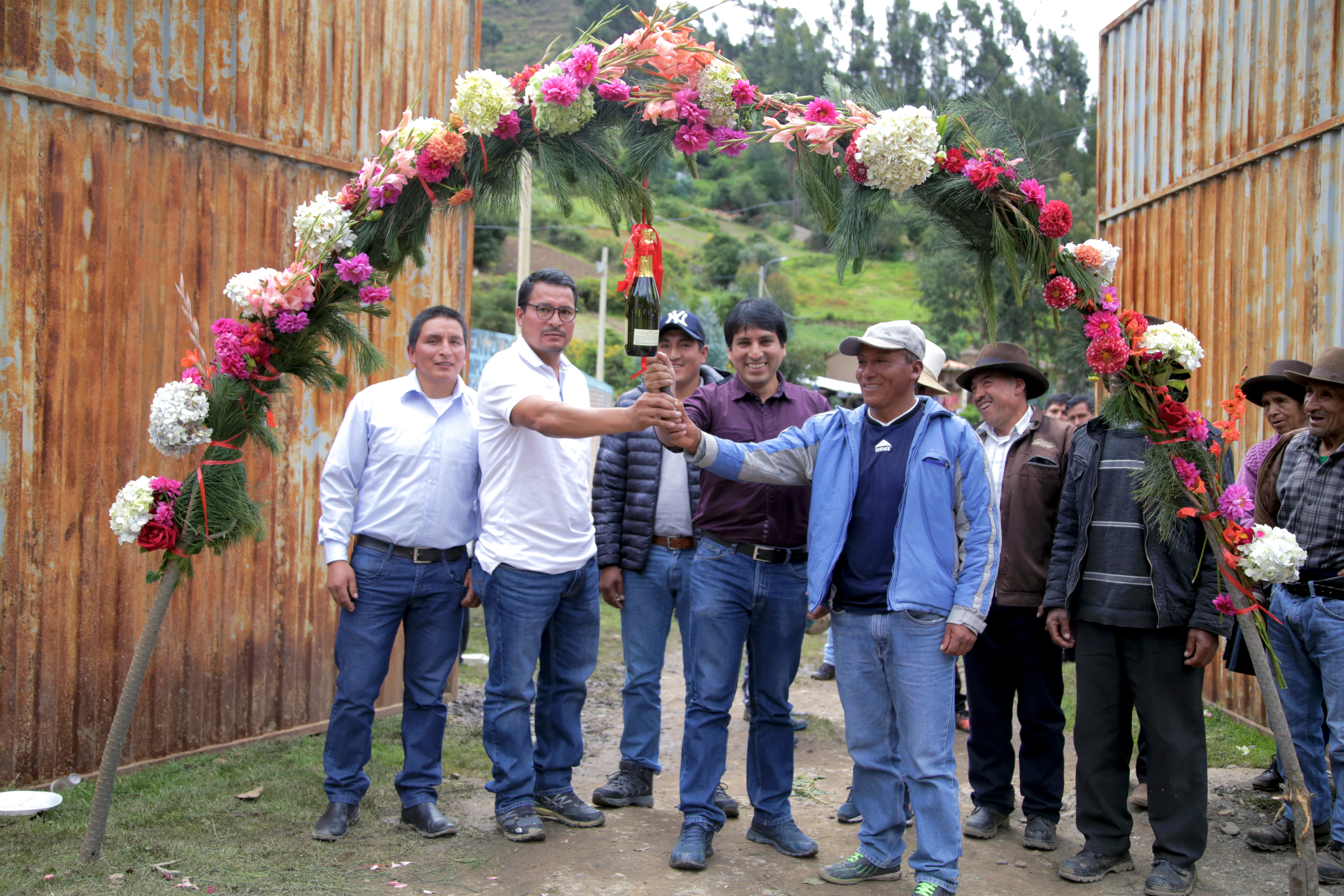 ING. CHRISTIAN PALACACIOS COLOCA PRIMERA PIEDRA PARA CONSTRUCCIN DEL SERVICIO  DE AGUA PARA RIEGO EN CHUCCHUPAMPA