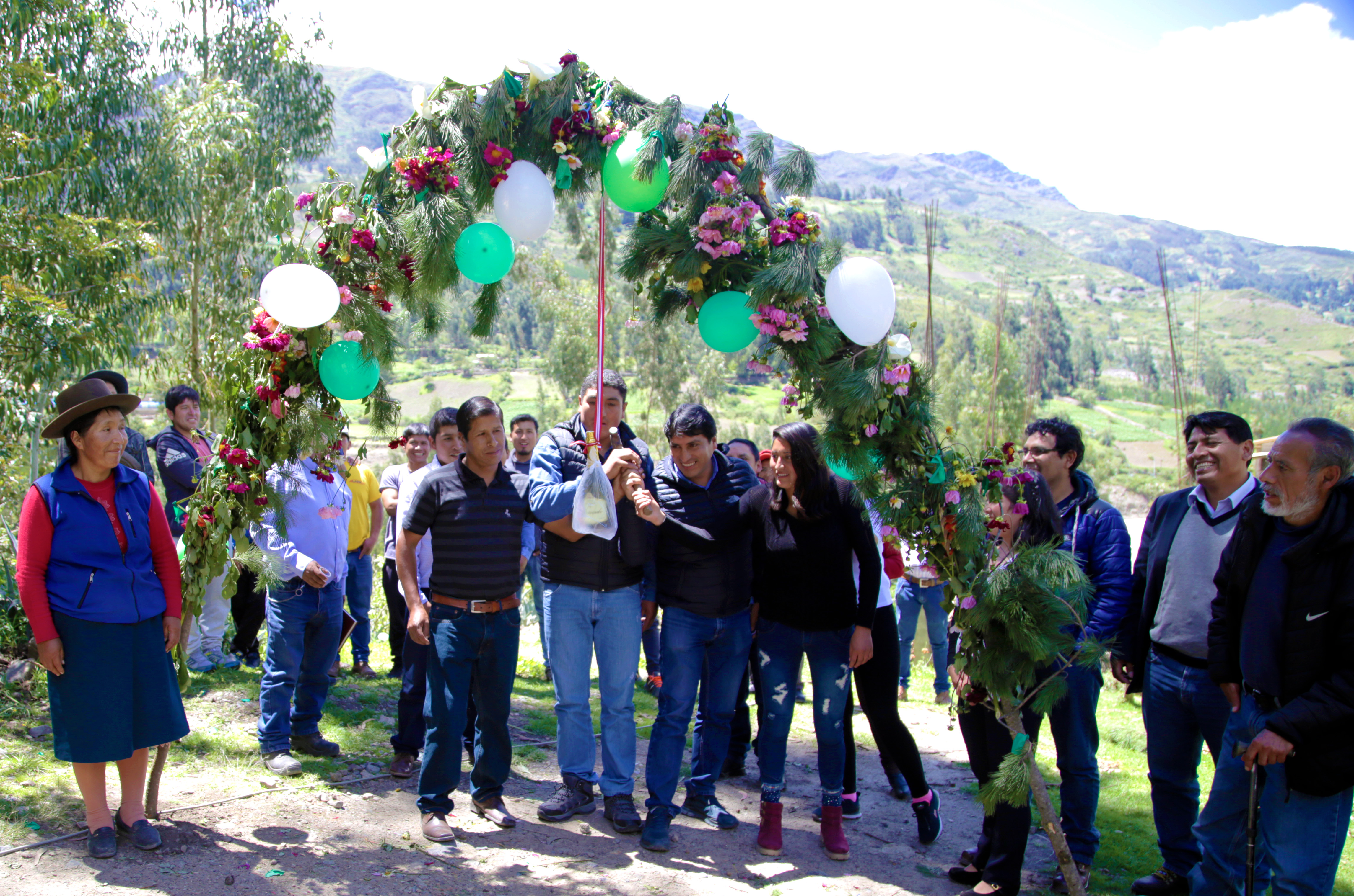 ALCALDE SANMARQUINO REALIZ LA COLOCACIN DE PRIMERA PIEDRA PARA INICIO DE LA OBRA DE ELECTRIFICACIN EN EL CASERO DE HUARCN