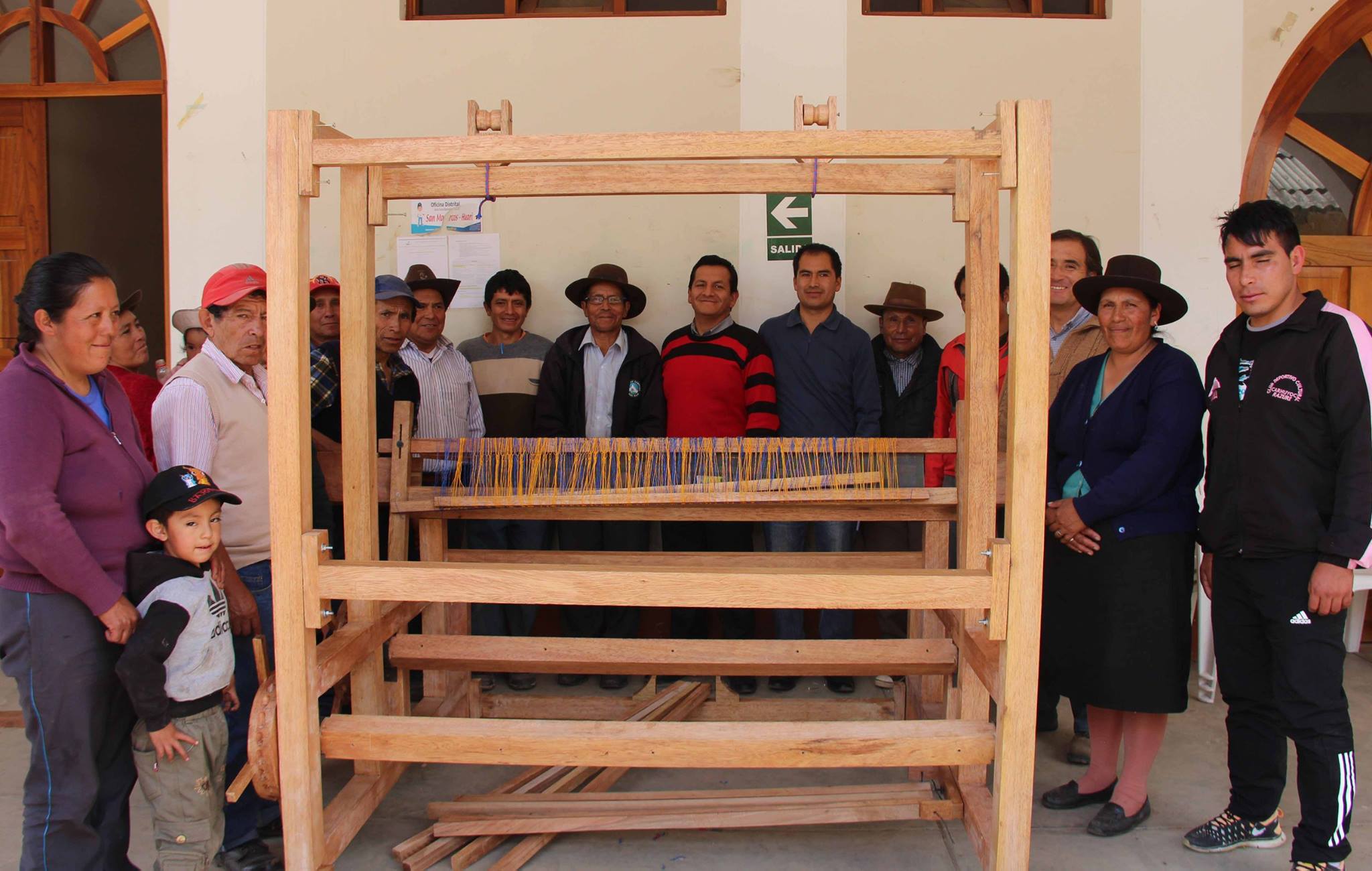 MUNICIPIO SANMARQUINO ENTREGA TELARES A ARTESANOS SAN JOSE DE CARHUAYOC