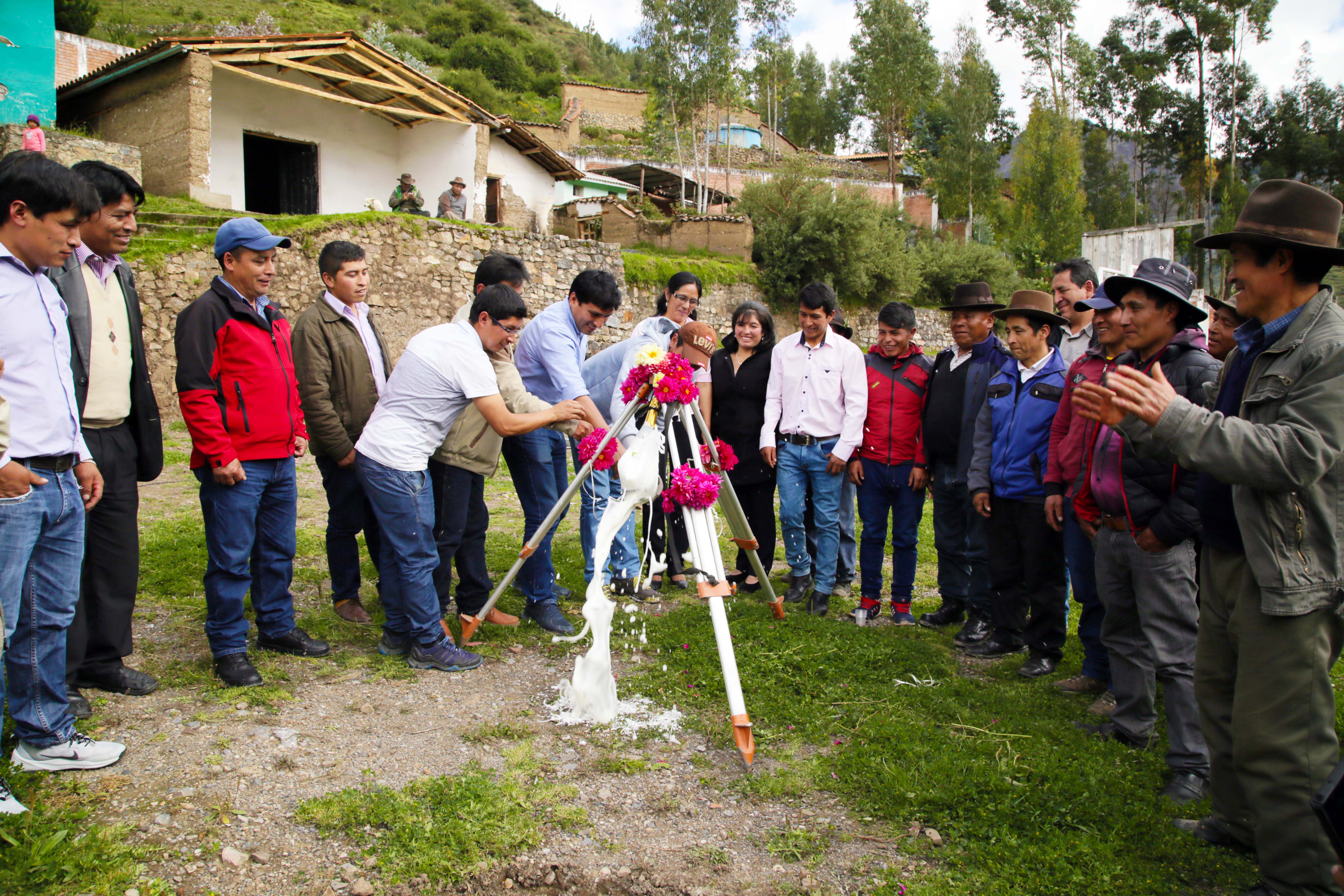 ING. CHRISTIAN PALACIOS LAGUNA COLOCA PRIMERA PIEDRA PARA LA CONSTRUCCIN DE PISTAS Y VEREDAS DE SALVIA.